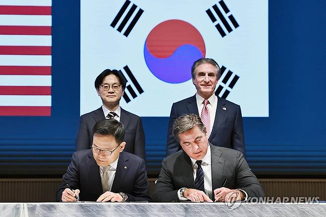 한·미 투자협약식 참석한 김정관 장관 (서울=연합뉴스) 김정관 산업통상자원부 장관(뒷줄 왼쪽)이 15일(현지시간) 일본 도쿄에서 열린 '제1차 인도·태평양 에너지 안보 장관회의 및 비즈니스 포럼'에서 더그 버검 미국 국가에너지위원회 위원장 겸 내무부 장관(뒷줄 오른쪽)과 함께 한-미 투자협약식에 참석해 있다. 2026.3.15 [산업통상부 제공. 재판매 및 DB 금지] photo@yna.co.kr