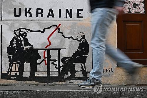 트럼프와 푸틴과 우크라이나 (크라쿠프 <폴란드> AFP=연합뉴스) 2026년 3월 6일 폴란드 크라쿠프에 그려진 노르웨이 화가 토델(Toddel)의 벽화 앞을 한 남성이 지나가고 있다. 벽화에는 우크라이나 지도와 함께 도널드 트럼프(왼쪽) 미국 대통령과 블라디미르 푸틴(오른쪽) 러시아 대통령의 모습이 그려져 있다. (Photo by Sergei GAPON / AFP) [보도용으로만 사용 가능. 크레딧 표시 필수. 캡션 원문 유지 필수. 화가 이름 반드시 언급해야 함.] 2026.3.15.