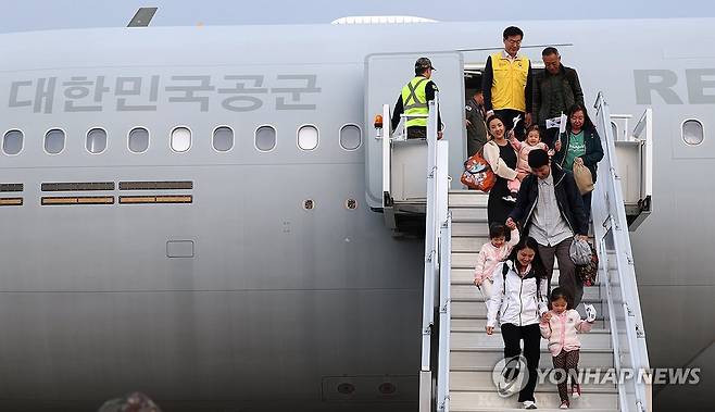 수송기로 한국 도착한 교민들 (서울=연합뉴스) 15일 오후 경기도 성남시 서울공항에서 중동 상황 악화로 공군 다목적 수송기 KC-330 '시그너스'를 타고 귀국한 현지 체류 교민들이 발걸음을 옮기고 있다. 
    외교부와 국방부에 따르면, 우리 국민 204명과 외국 국적 가족 5명, 일본 국민 2명 등 총 211명이 탑승한 군 수송기는 14일(현지시간) 오후 사우디 수도 리야드를 출발, 이날 오후 서울공항에 도착했다. 이번 대피 작전의 명칭은 '사막의 빛'이다. 2026.3.15 [사진공동취재단] photo@yna.co.kr