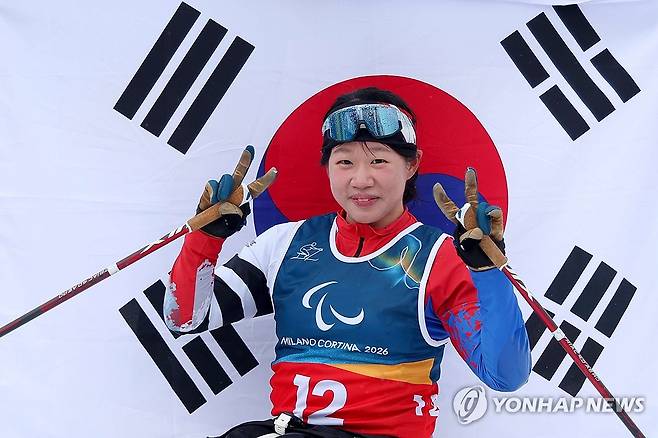 김윤지, '금빛 피날레'…한국 선수 최초로 메달 5개 (서울=연합뉴스) 김윤지가 15일(현지시간) 이탈리아 테세로 크로스컨트리 스타디움에서 열린 2026 밀라노·코르티나담페초 동계 패럴림픽 크로스컨트리 스키 여자 20㎞ 인터벌 스타트 좌식에서 결승선을 통과한 뒤 포즈를 취하고 있다. 이날 김윤지는 58분23초3의 기록으로 금메달을 목에 걸었다. 2026.3.15 [대한장애인체육회 제공. 재판매 및 DB 금지] photo@yna.co.kr