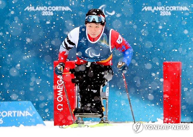 김윤지, '금빛 피날레'…한국 선수 최초로 메달 5개 (서울=연합뉴스) 김윤지가 15일(현지시간) 이탈리아 테세로 크로스컨트리 스타디움에서 열린 2026 밀라노·코르티나담페초 동계 패럴림픽 크로스컨트리 스키 여자 20㎞ 인터벌 스타트 좌식에서 힘차게 출발하고 있다. 이날 김윤지는 58분23초3의 기록으로 금메달을 목에 걸었다. 2026.3.15 [대한장애인체육회 제공. 재판매 및 DB 금지] photo@yna.co.kr