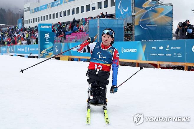 김윤지, '금빛 피날레'…한국 선수 최초로 메달 5개 (서울=연합뉴스) 김윤지가 15일(현지시간) 이탈리아 테세로 크로스컨트리 스타디움에서 열린 2026 밀라노·코르티나담페초 동계 패럴림픽 크로스컨트리 스키 여자 20㎞ 인터벌 스타트 좌식에서 결승선을 통과한 뒤 포즈를 취하고 있다. 이날 김윤지는 58분23초3의 기록으로 금메달을 목에 걸었다. 2026.3.15 [대한장애인체육회 제공. 재판매 및 DB 금지] photo@yna.co.kr