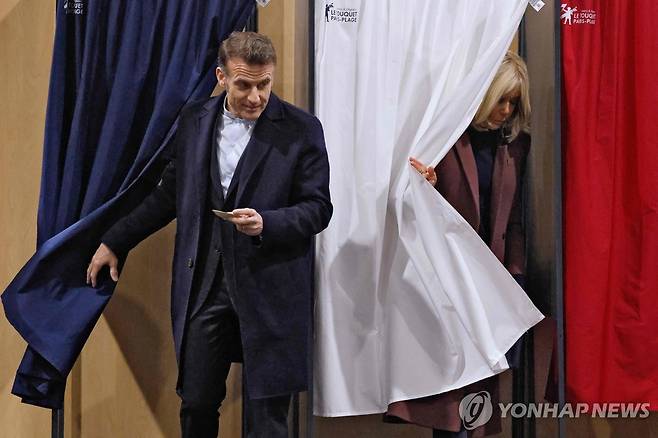 지방선거 1차투표에서 한표 행사하는 마크롱 대통령 부부 [AFP 연합뉴스 자료사진. 재판매 및 DB 금지]