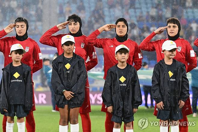 거수경례하는 이란 여자축구 선수들 [AP 연합뉴스. 재판매 및 DB 금지]