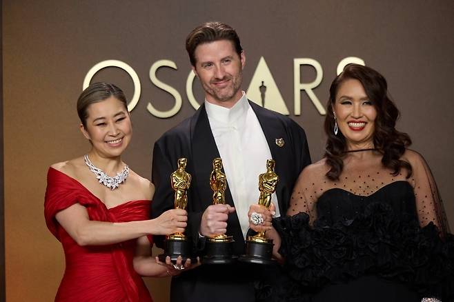 감독 매기 강(왼쪽부터), 공동연출 크리스 애플한스, 프로듀서 미셸 웡. / 사진=A.M.P.A.S