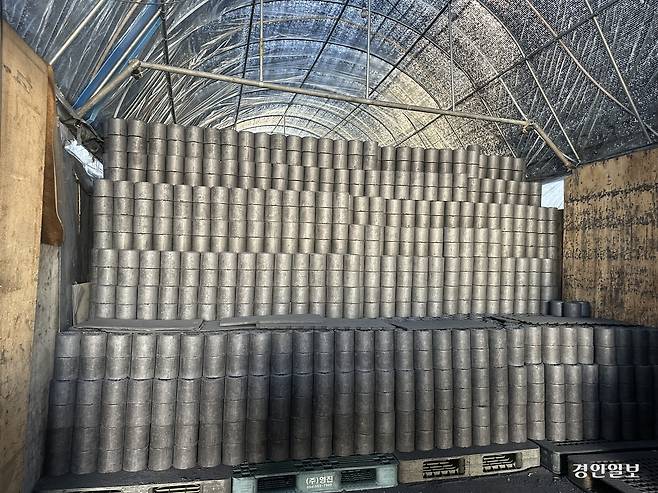 화성시 배양동에서 연탄 소매업체를 운영하는 한상권(69)씨의 사업장에는 연탄 수만 장이 쌓여 있다. 그는 “인근 도·소매업체가 모두 사라진 상황에서, 토지를 소유하고 있어 그나마 사업을 유지할 수 있다”고 말했다. 2025.1.8 /목은수기자wood@kyeongin.com