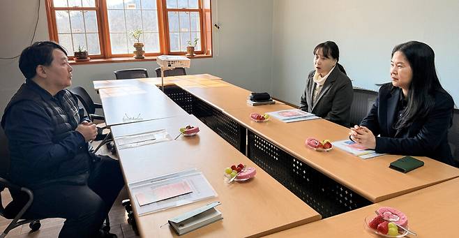 ▲신현주 돌봄국장(오른쪽)이 장애인 생활시설을 점검하고 건의 사항을 듣고 있다. /사진제공=화성특례시