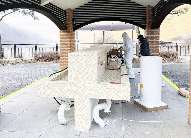 ▲&nbsp;겨울철과 이른 봄철 이용객들의 민원이 잦았던 '개수대 냉온수 시설'도 전면 정비에 들어갔다. / 최준희기자wsx3025@incheonilbo.com