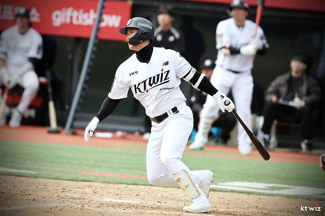 16일 수원 케이티위즈파크서 열린 2026 신한 SOL KBO리그 시범경기서 KT 배정대가 타격 후 출루하고 있다. 사진=KT위즈