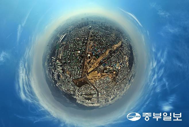 경기 지역 미세먼지와 초미세먼지 농도가 모두 나쁨 수준을 보인 16일 오전 수원시 인근의 스카이라인이 뿌옇게 보이고 있다. 노민규기자