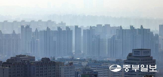 경기 지역 미세먼지와 초미세먼지 농도가 모두 나쁨 수준을 보인 16일 오전 수원시 인근의 스카이라인이 뿌옇게 보이고 있다. 노민규기자
