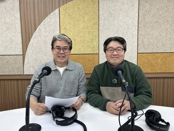 유동현 진행자(왼쪽)와&nbsp;장정구 기후생명정책연구원 대표 [사진 = 경인방송 여기는 인천항 제작팀]