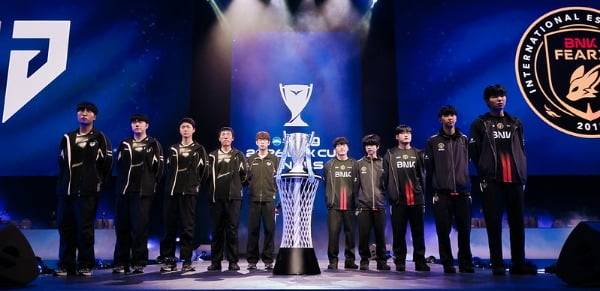 젠지e스포츠와 BNK피어엑스 선수단. LCK 제공