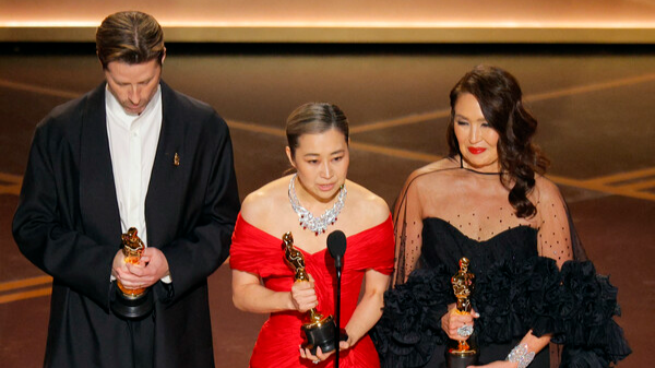 수상 소감 발표하는 매기 강 감독. 연합뉴스