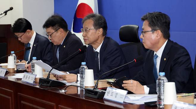 더불어민주당, 중동사태 경제 대응 TF 제2차 회의더불어민주당 유동수 중동사태 경제 대응 TF 단장(오른쪽 두 번째)이 16일 국회 의원회관에서 열린 중동사태 경제 대응 TF 2차 회의에서 인사말을 하고 있다.