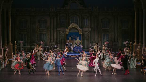 광주시립발레단이 동화에서 깨어난 ‘잠자는 숲속의 미녀’를 공연하는 모습.  <광주예술의전당 제공>