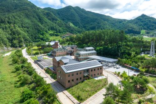 ◇정선군이 노인요양과 치매 전담 돌봄을 아우르는 정선군노인요양원에 치매 전담 전용동을 신축 운영하는 등 일반 요양부터 치매 돌봄까지 단계별 보호가 가능한 노인복지인프라를 구축해 큰 호응을 얻고 있다. 사진은 정선군노인요양원 전경.