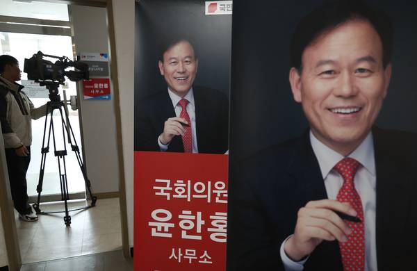 2차 종합특검팀이 '관저 이전 의혹'과 관련해 국민의힘 윤한홍 의원에 대한 압수수색에 나선 16일 경남 창원시 마산회원구 윤 의원 지역사무실에 취재진이 서 있다. /연합뉴스