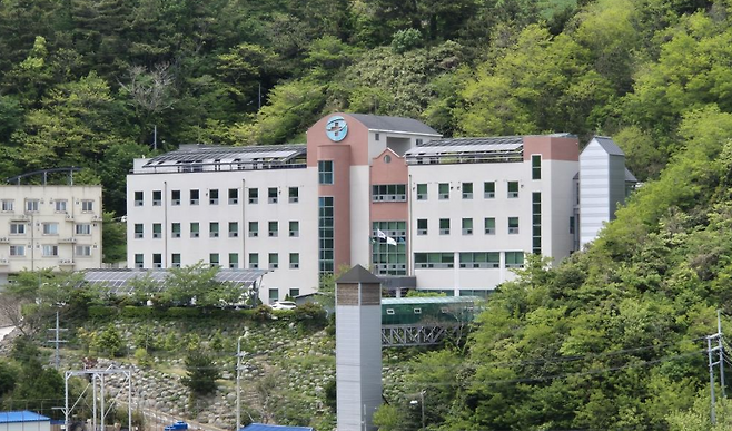 울릉 주민들의 건강을 책임지는 울릉군 보건의료원. 매달 정기적으로 열리는 산부인과 순회 진료는 원거리 원정 진료를 떠나야 했던 섬마을 여성들에게 희망의 빛이 되고 있다. /황진영 기자