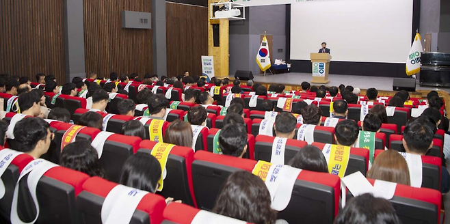 지난해 정례조회에서 울릉군 공직자들이 군정 현안 설명을 경청하고 있는 모습. 군은 오는 19일에도 군민회관에서 전 직원이 참석하는 3월 조회를 연다. (사진은 기사 내용과 직접 관련 없음) /경북매일 DB