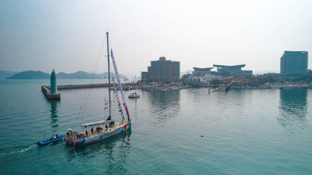 2025-26 클리퍼 세계일주 요트대회 참가 선수단이 16일 중간 기항지인 통영시 도남항에 입항했다. 중국 칭다오-한국 통영 구간에서 1위를 기록한 ‘경남통영호’가 선두로 항구에 모습을 드러냈다. 통영시 제공