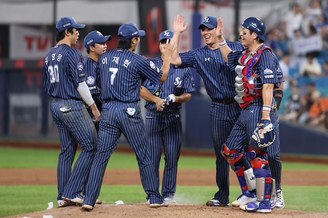 지난 7일 삼성 라이온즈파크에서 열린 2025 신한 SOL 뱅크 KBO리그 한화 이글스전에서 승리 후 삼성 라이온즈 선수들이 세레머니를 하고 있다. <삼성 라이온즈 제공>