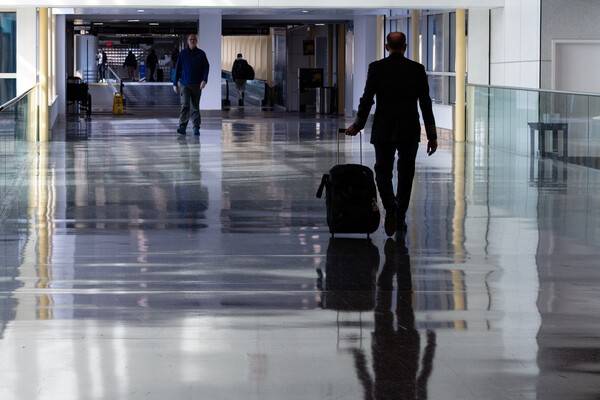 미국 버지니아주 알링턴에 있는 로널드 레이건 워싱턴 내셔널 공항 터미널에서 항공기 승무원이 걸어가고 있다. [출처=연합뉴스]