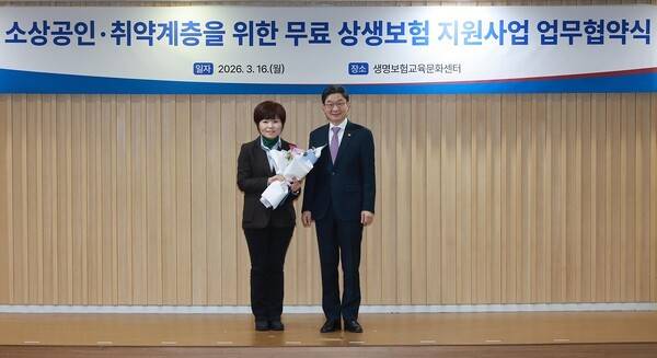 이억원 금융위원장이 16일 오후 서울 종로구 생명보험교육문화센터에서 제주특별자치도의 고은옥 주무관에게 제주시의 기후 여건을 고려하여 지역 소상공인이 체감할 수 있는 상품을 제안함으로써 보험업권의 포용적 금융 확산에 기여한 공로로 금융위원장 표창을 수여했다. [출처=금융위 ]