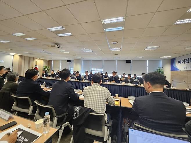 과학기술정보통신부가 지난 13일 서울 국가과학기술자문회의 대회의실에서 개최한 에이전틱 AI 시대 SW 산업 및 인재양성 대응방안 간담회 모습. 심화영기자