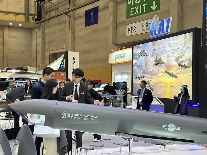 지난달 25일 부산 벡스코에서 개막한 '드론쇼코리아 2026'(DSK 2026) 전시장 내 한국항공우주산업(KAI) 부스 방문객이 직원으로부터 전시 품목에 대한 설명을 듣고 있다./KAI