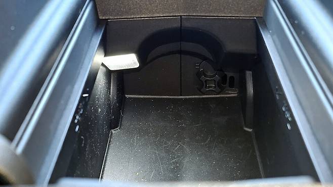 푸조 '3008'의 센터 콘솔은 레버를 돌리는 수동 방식으로 냉장(쿨링) 기능을 지원한다./곽호준 기자