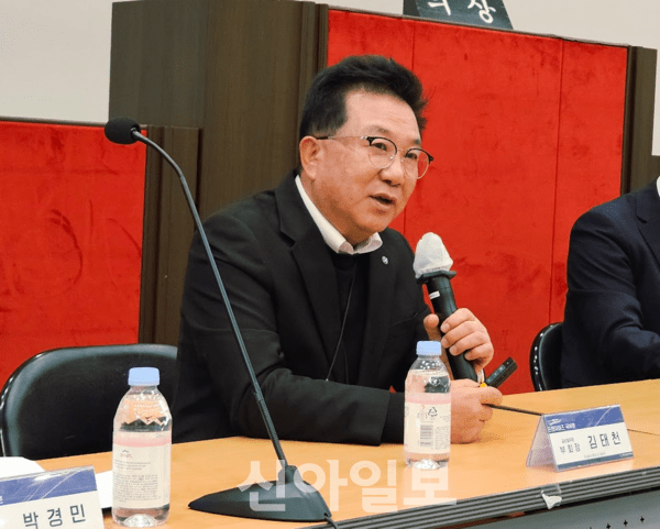 김태천 제너시스BBQ 그룹 부회장이 프랜차이즈 글로벌 경쟁력을 소개하고 있다. [사진=강동완 기자]