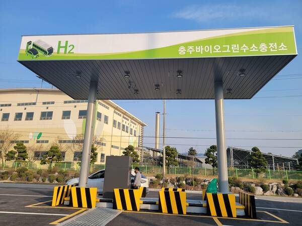 ▲국내 최초로 음식물류 폐기물에서 발생하는 바이오가스를 활용해 생산된 수소를 활용하고 있는 충주바이오그린수소충전소의 모습.