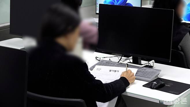 약국 사무원 양성 과정 마지막 날에는 필기시험을 치른다. 김용욱 기자.