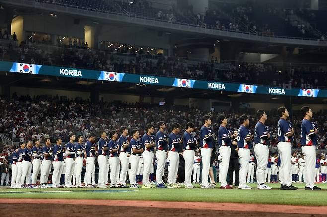14일(이하 한국시간) 미국 플로리다주 마이애미 론디포파크에서 열린 월드베이스볼클래식(WBC) 대한민국 대 도미니카공화국 준준결승전. 한국 야구 대표팀이 경기 시작에 앞서 애국가를 부르고 있다. 사진=연합뉴스