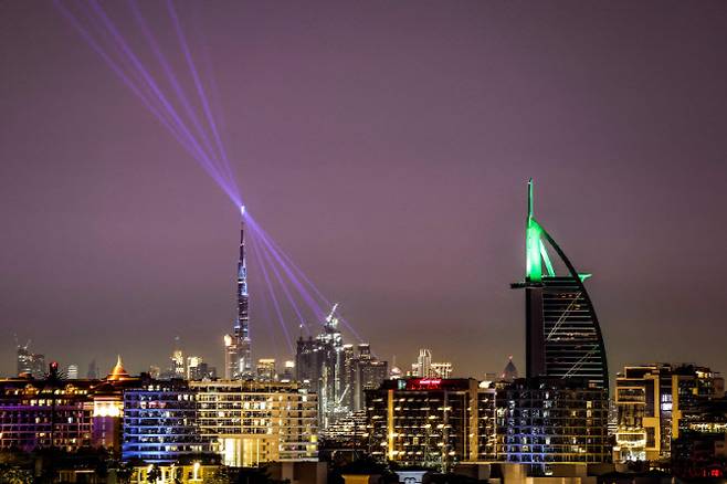 지난 11일(현지시간) 두바이 스카이라인에 세계에서 가장 높은 건물인 부르즈 칼리파(왼쪽)와 부르즈 알아랍 호텔(오른쪽)이 보이고 있다. (사진=AFP)