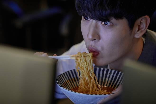 야심한 밤에 라면을 맛있게 먹고 있다. 패스트푸드와 즉석식품 등 초가공식품을 즐겨 먹는 습관은 노년층보다 오히려 젊은층의 뼈에 더 해로울 수 있다. 젊은층은 뼈가 아직 최대 골량을 유지해 영양 불균형이나 염증 요인의 영향을 더 크게 받을 수 있고, 건강에 나쁜 포화지방을 더 효율적으로 흡수하는 경향이 있다.  사진=게티이미지뱅크