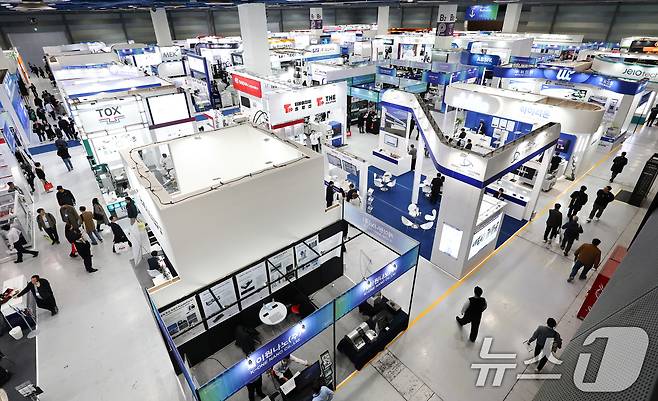 11일 서울 코엑스에서 열린 인터배터리 2026에서 관람객들이 부스를 둘러보고 있다. 올해로 14회를 맞이하는 국내 최대 규모 배터리 전시회 인터배터리 2026은 오는 13일까지 3일간 개최된다. 2026.3.11 ⓒ 뉴스1 최지환 기자