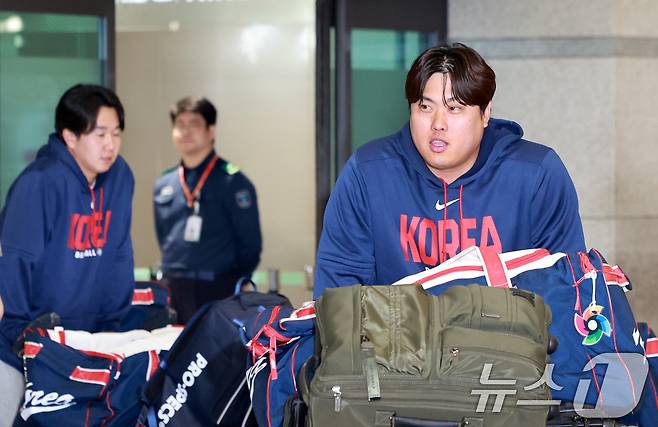 월드베이스볼클래식(WBC) 야구대표 류현진이 16일 인천국제공항 제1여객터미널을 통해 귀국하고 있다. 2026.3.16 ⓒ 뉴스1 이호윤 기자