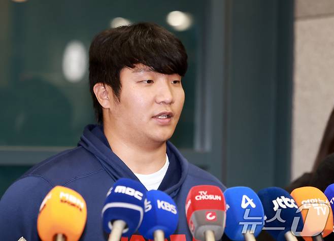 월드베이스볼클래식(WBC) 야구대표팀 문보경이 16일 인천국제공항 제1여객터미널에서 취재진의 질문에 답하고 있다. 2026.3.16 ⓒ 뉴스1 이호윤 기자