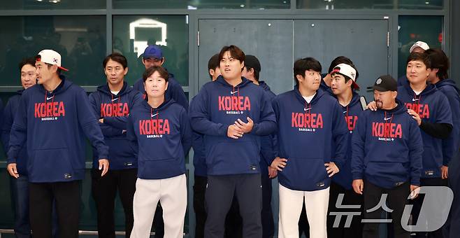 류지현 감독, 류현진, 문보경, 안현민, 노경은 등 2026 월드베이스볼클래식(WBC) 대한민국 야구 대표팀이 16일 인천공항 제1여객터미널을 통해 입국하고 있다. 2026.3.16 ⓒ 뉴스1 이호윤 기자