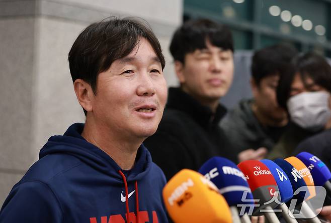 류지현 월드베이스볼클래식(WBC) 야구대표팀 감독이 16일 인천국제공항 제1여객터미널에서 취재진의 질문에 답하고 있다. 2026.3.16 ⓒ 뉴스1 이호윤 기자