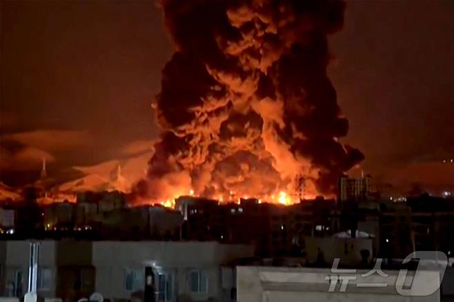 8일(현지시간) 미국과 이스라엘의 공격을 받은 이란 수도 테헤란의 한 정유저장소에 화재가 발행해 화염이 치솟고 있다. 2026.03.08 ⓒAFP=뉴스1