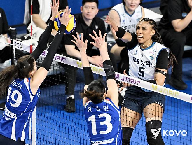 여자 프로배구 4위와 5위를 달리고 있는 GS칼텍스와 IBK기업은행. (KOVO 제공)