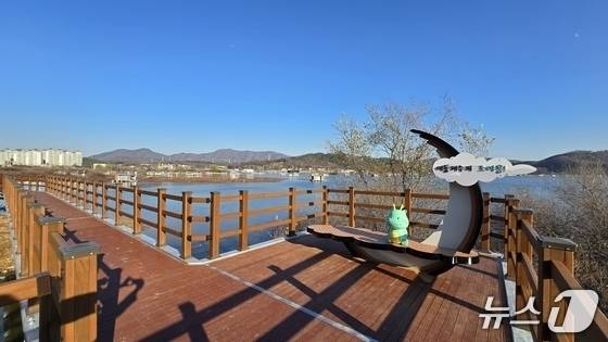 이동호수에 조성된 데크길 모습.(용인시 제공)