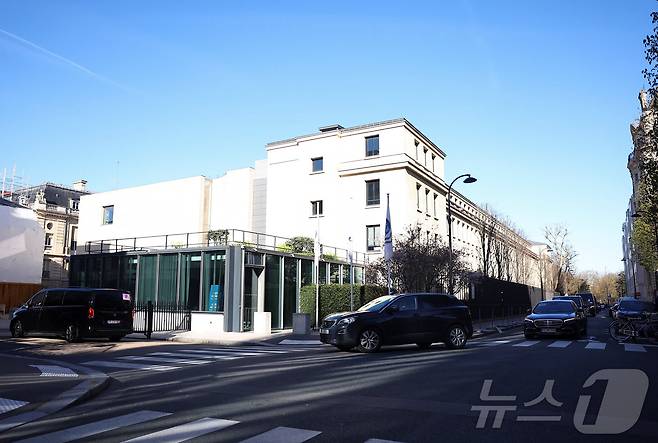 중국 측 무역 협상 대표단이 15일(현지시간) 프랑스 파리에 위치한 경제협력개발기구(OECD) 본부에 도착하고 있다. ⓒ 로이터=뉴스1