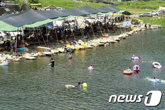 지난 13일 오후 경남 밀양시 단장면 일원 계곡에는 인근 팬션 운영업자와 음식점에서 하천 평상 대여료를 받고 영업하고 있다.2017.8.14 ⓒ 뉴스1 이철우 기자