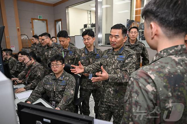진영승 합참의장이 16일 공군 제2중앙방공통제소를 방문해 작전 지도를 하고 있다. (합동참모본부 제공. 재판매 및 DB 금지) 2026.3.16 ⓒ 뉴스1