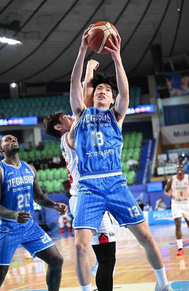 한국가스공사 신인 김민규가 16일 열린 2025-26 프로농구 안양 정관장전에서 11점 8리바운드로 활약했다. (KBL 제공)