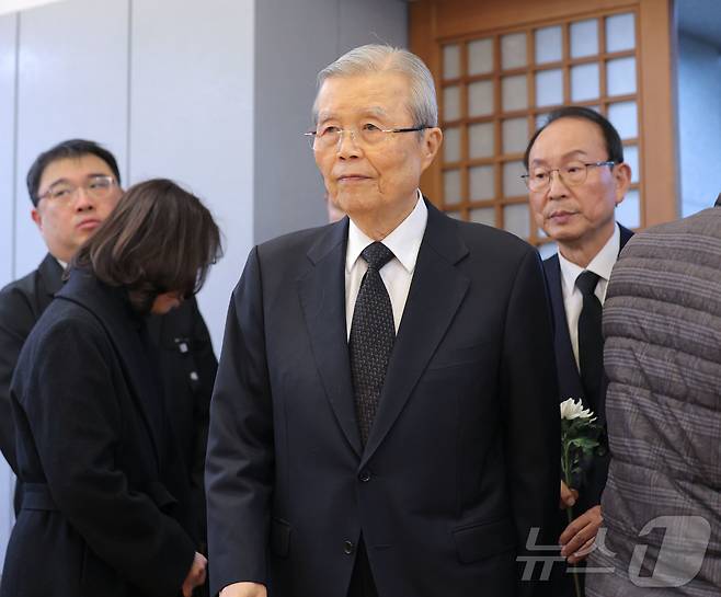 김종인 전 국민의힘 비상대책위원장이 28일 서울 종로구 서울대학교병원 장례식장에 마련된 고 이해찬 전 국무총리의 빈소를 찾아 조문하고 있다. 2026.1.28 ⓒ 뉴스1 사진공동취재단